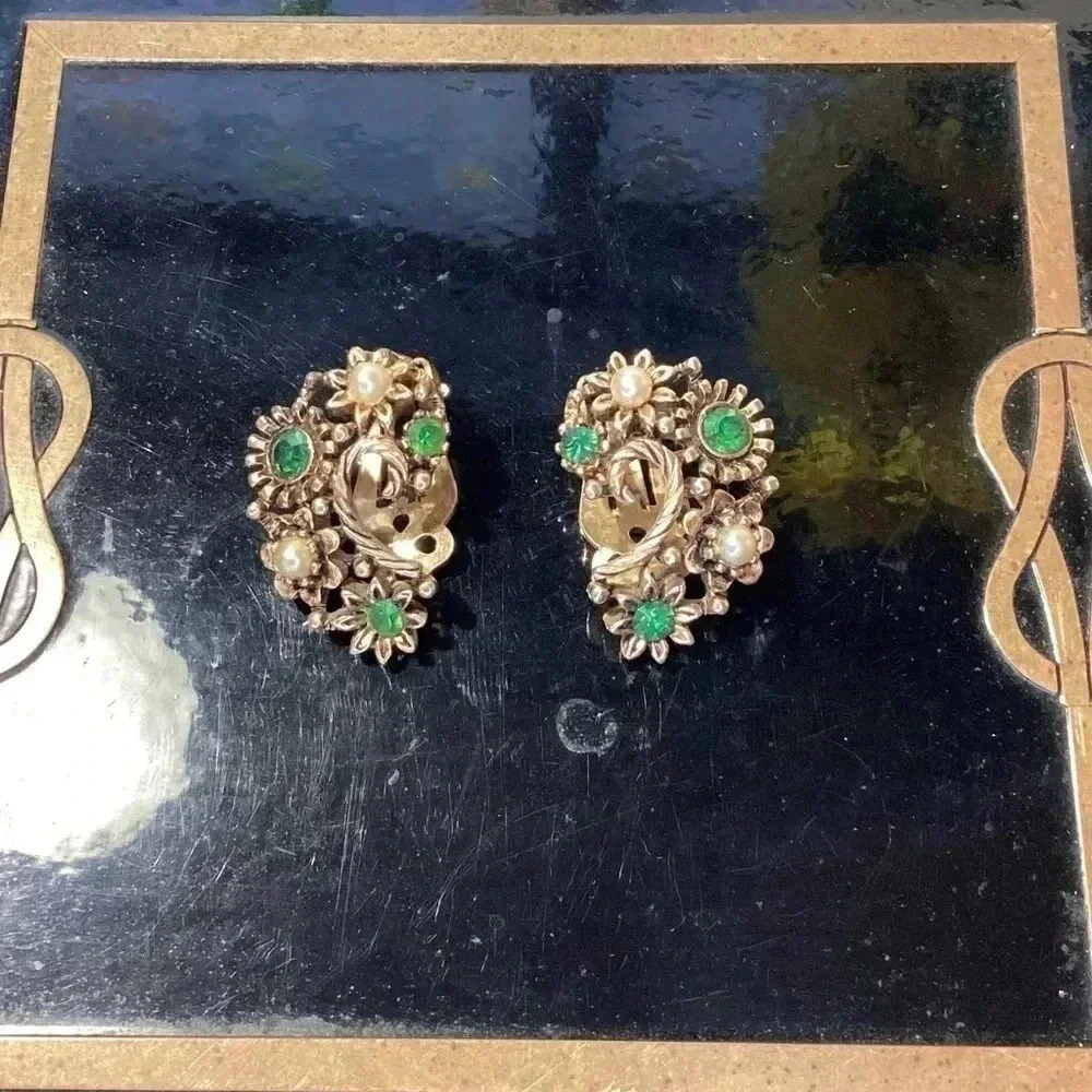 Lisner Vintage Pearl& Emerald color Gold tone Earrings